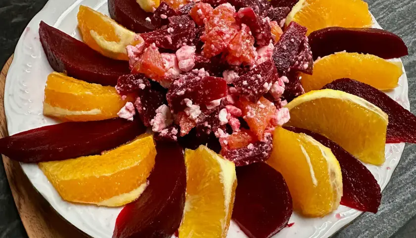 Ensalada de remolacha con gajos de naranja y queso desmoronado, una explosión de color y sabor.