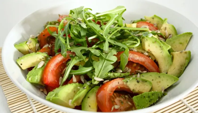 Ensalada fresca con aguacate, tomate y rúcula. Perfecta para tus recetas con aguacate.