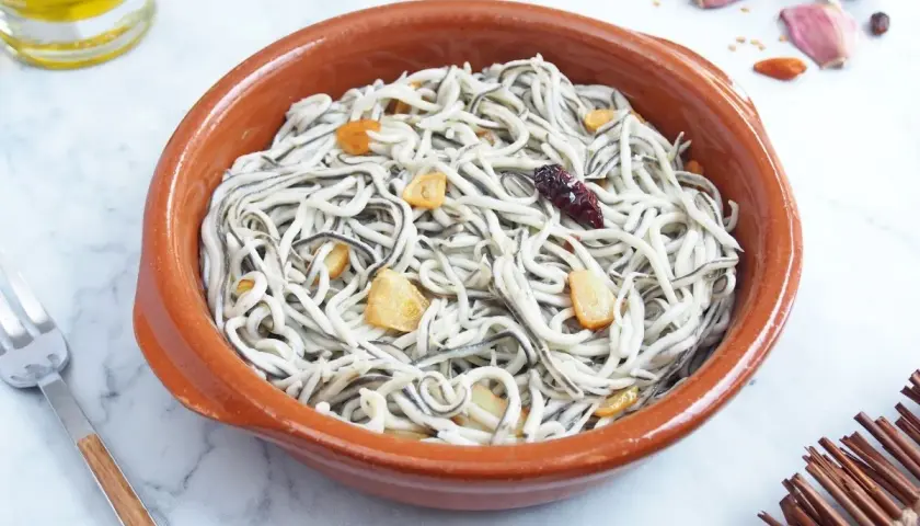 Un cuenco de barro con gulas al ajillo, salteadas con ajo y guindilla. Un plato tradicional español.