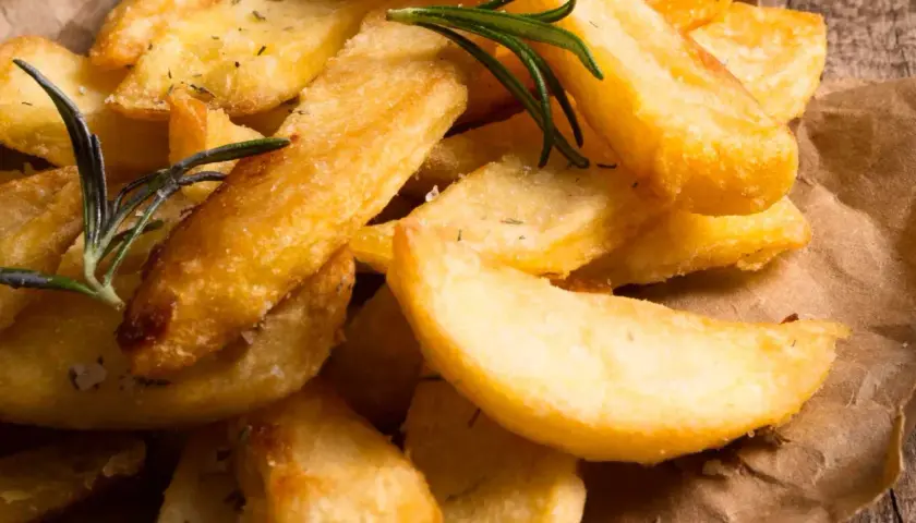 Patatas gajo doradas y crujientes, con romero fresco y sal marina. Un placer para el paladar.