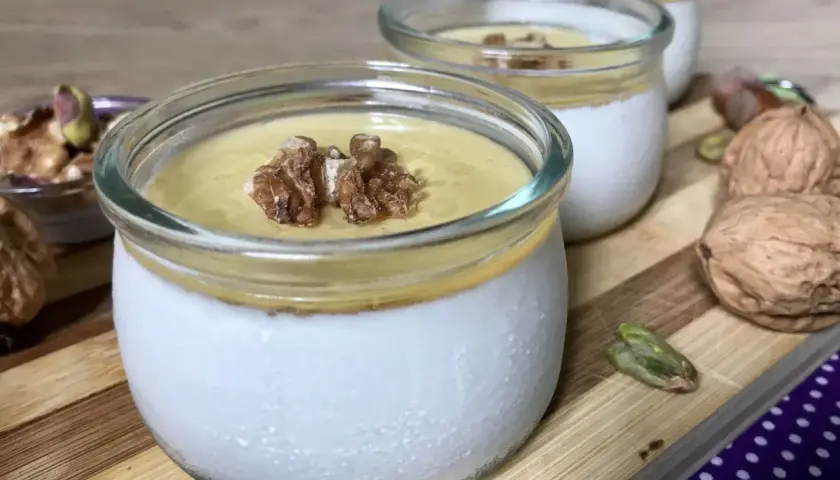 Deliciosa cuajada de oveja con nueces y pistachos. Sus propiedades la hacen un postre nutritivo y sabroso.