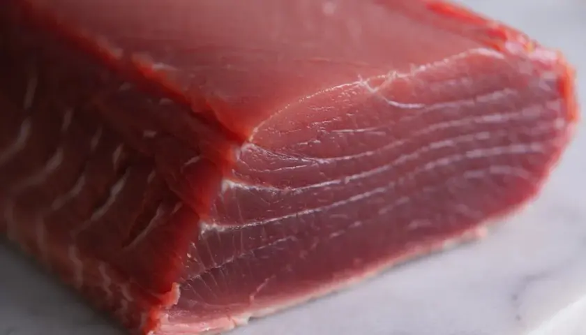 Un trozo de atún rojo fresco, listo para convertirse en deliciosa mojama.