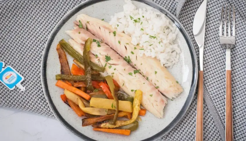 Deliciosa lubina a la sal servida con arroz blanco y verduras asadas. Un plato saludable y lleno de sabor.