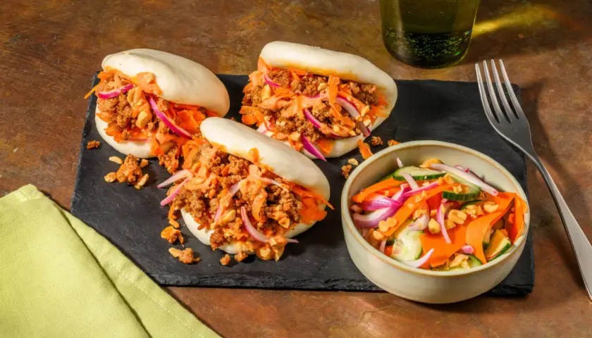 Bao buns con relleno picante y ensalada fresca de zanahoria y pepino. ¡Perfecto para tus recetas con pepino!