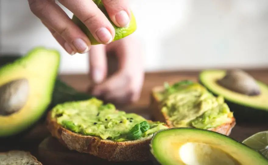 ¿El aguacate tiene fibra? Cantidad por ración y beneficios