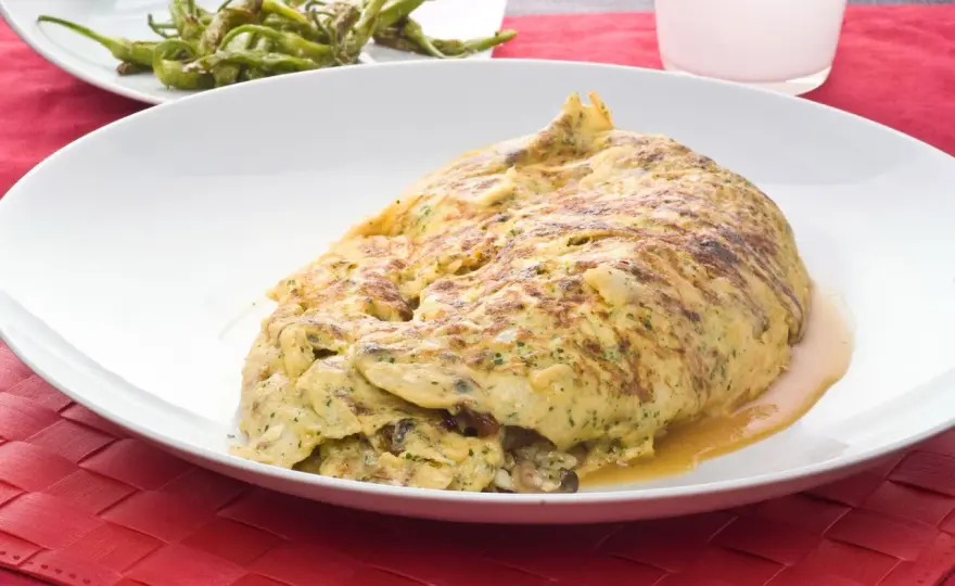 Tortilla de bacalao vasca, melosa y al estilo de sidrería
