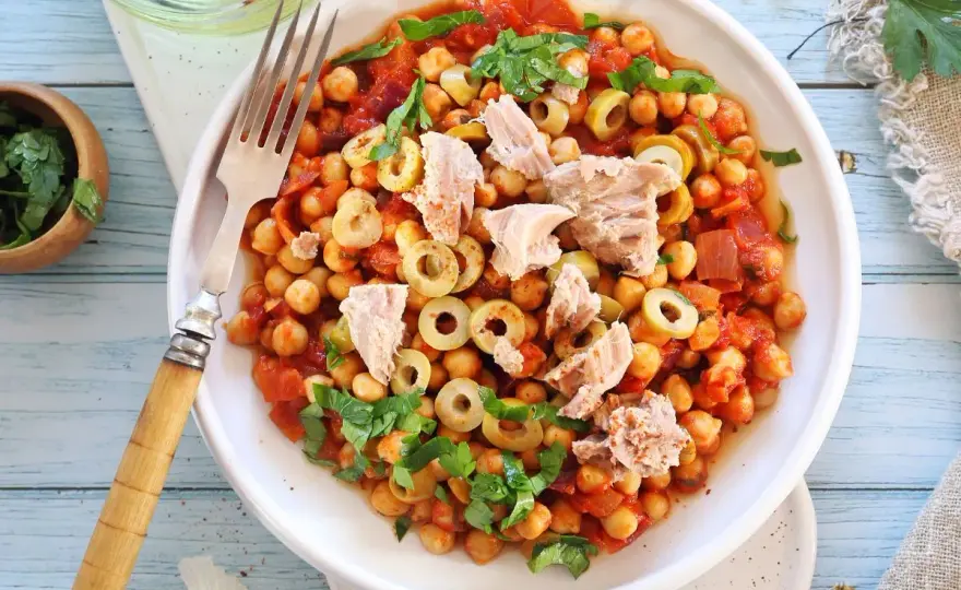 Ensalada fría de pasta con verduras y garbanzos