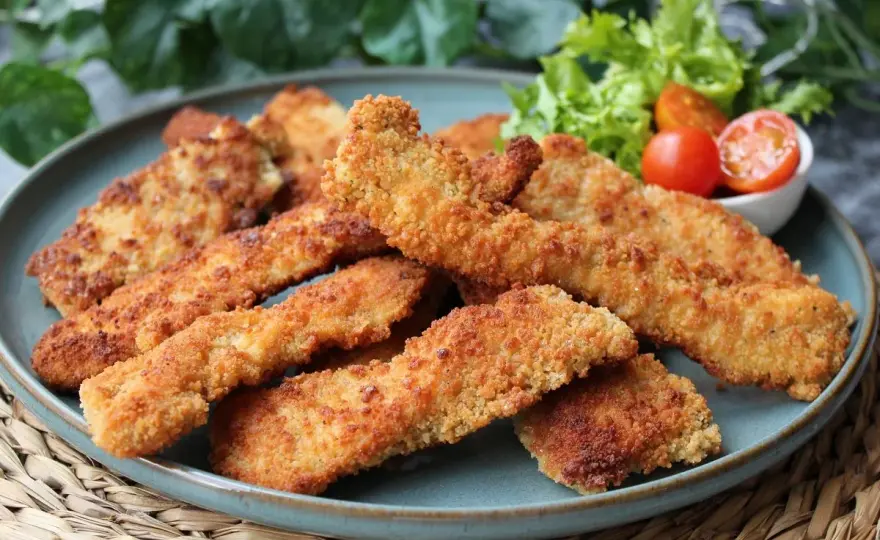 Tiras de pollo empanadas crujientes y jugosas en casa
