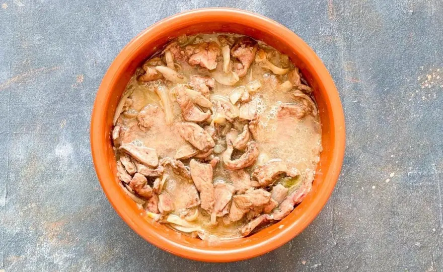 Hígado encebollado tierno con cebolla melosa y vino blanco