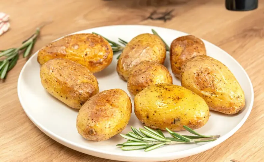 Patatas asadas en freidora de aire, tiernas y crujientes