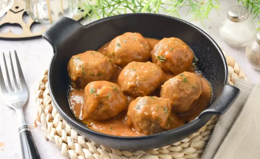 Albóndigas caseras en salsa española, tiernas y jugosas