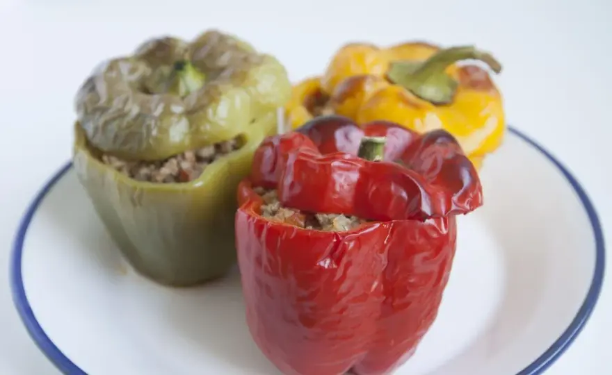 Pimientos rellenos al horno que siempre quedan jugosos
