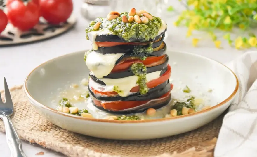 Milhoja de berenjena asada con tomate y queso