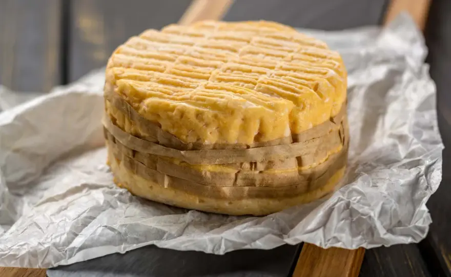 Cómo envolver un queso para regalo y presentarlo con estilo