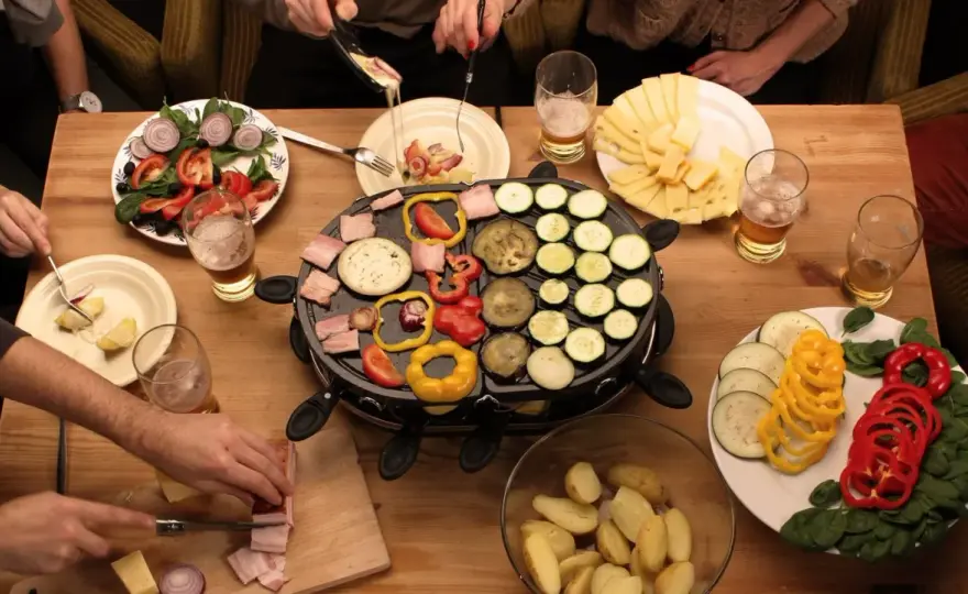 Qué poner en una raclette para una cena equilibrada