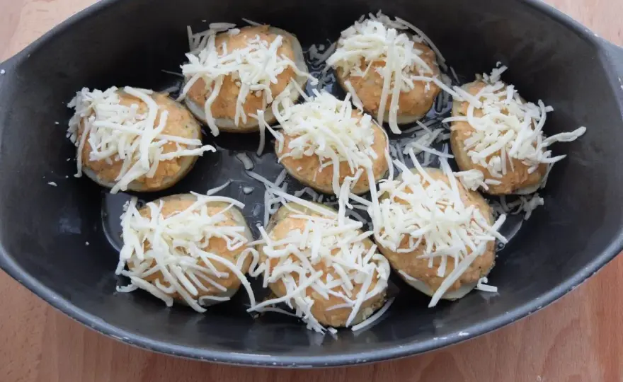 Patatas rellenas de atún al horno, jugosas y gratinadas