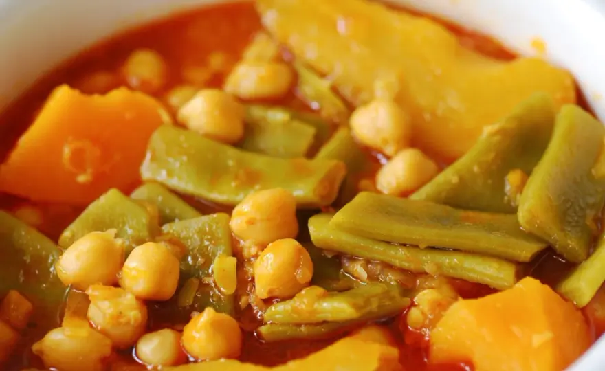 Olla gitana murciana con garbanzos, verduras y pera