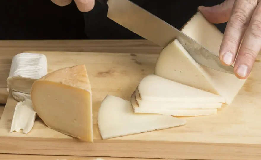 Cómo cortar queso en cuñas y servir porciones perfectas