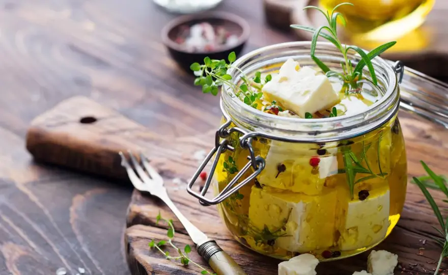 Queso en aceite en casa - cómo elegirlo, prepararlo y conservarlo