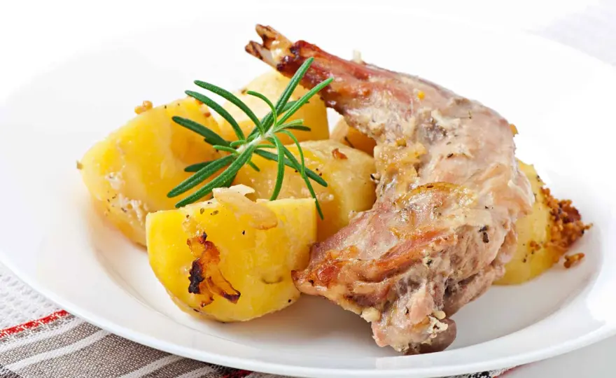 Conejo al horno jugoso con patatas y trucos de cocción