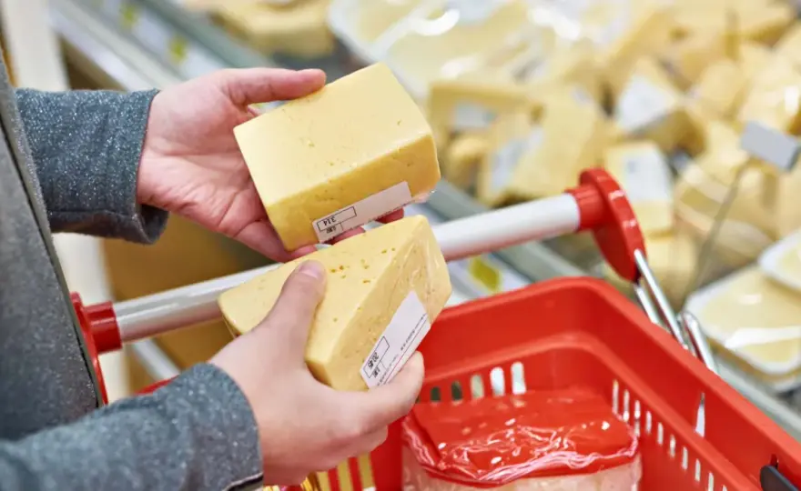 ¿El cheddar tiene lactosa? Qué debes revisar antes de comprarlo
