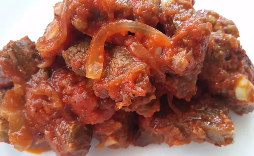 Carne con tomate casera, tierna y llena de sabor