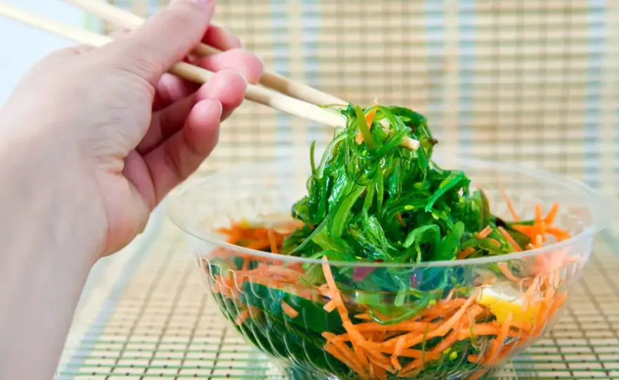 Ensalada de wakame fácil con aliño japonés y verduras crujientes