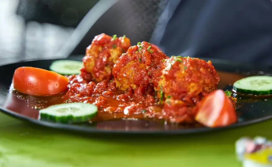 Albóndigas con tomate tiernas y jugosas sin complicaciones