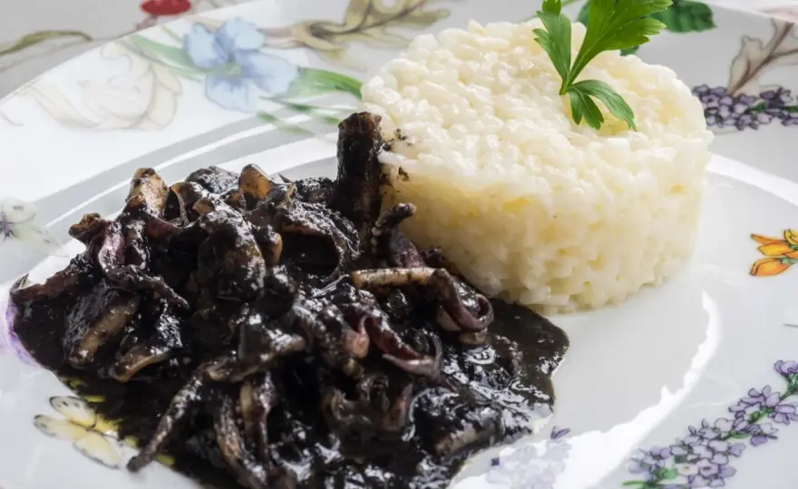 Calamares en su tinta tiernos y con una salsa equilibrada