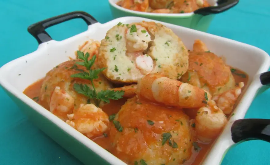 Albóndigas de rape jugosas con salsa marinera