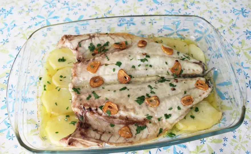 Lubina a la espalda al horno, jugosa y con ajo dorado