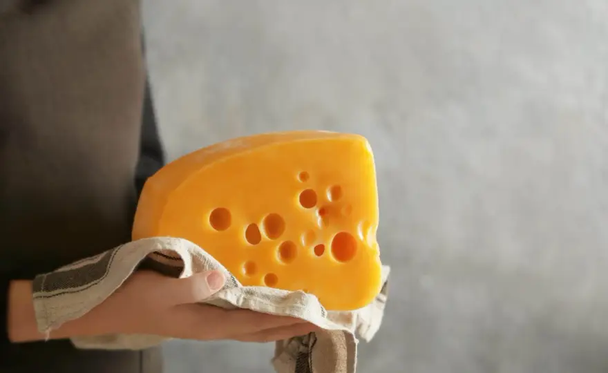 ¿El cheddar es pasteurizado? Cómo comprobarlo en la etiqueta