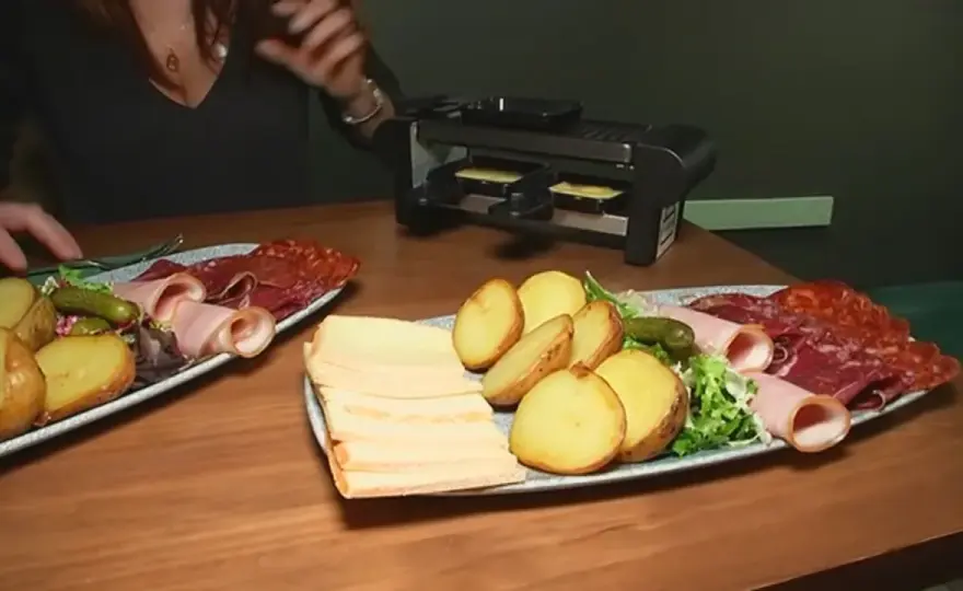 Raclette en casa con cantidades, quesos y combinaciones fáciles