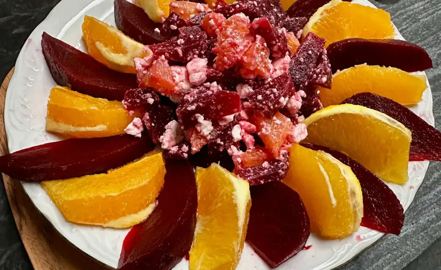 Ensalada de remolacha con naranja, queso y nueces