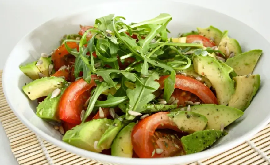 5 recetas con aguacate para ensaladas completas y frescas