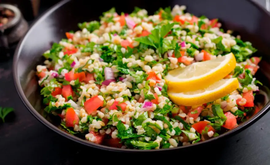 Tabulé libanés tradicional con bulgur y mucho perejil