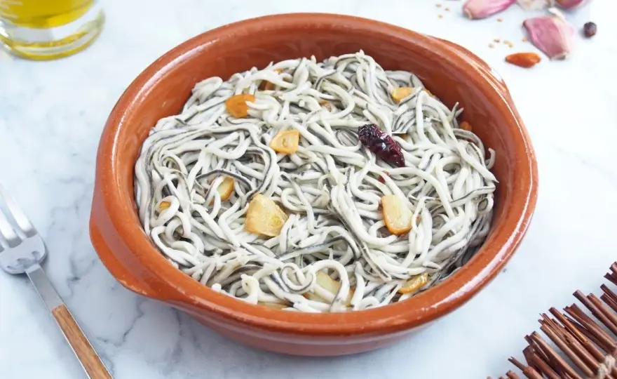 Gulas al ajillo en 10 minutos, con ajo y guindilla