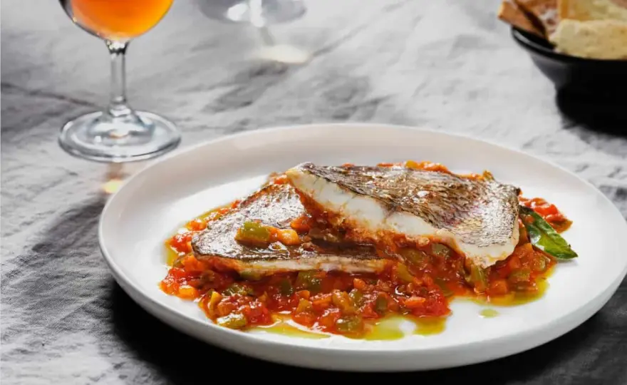 Urta a la roteña al horno con salsa de tomate y pimientos