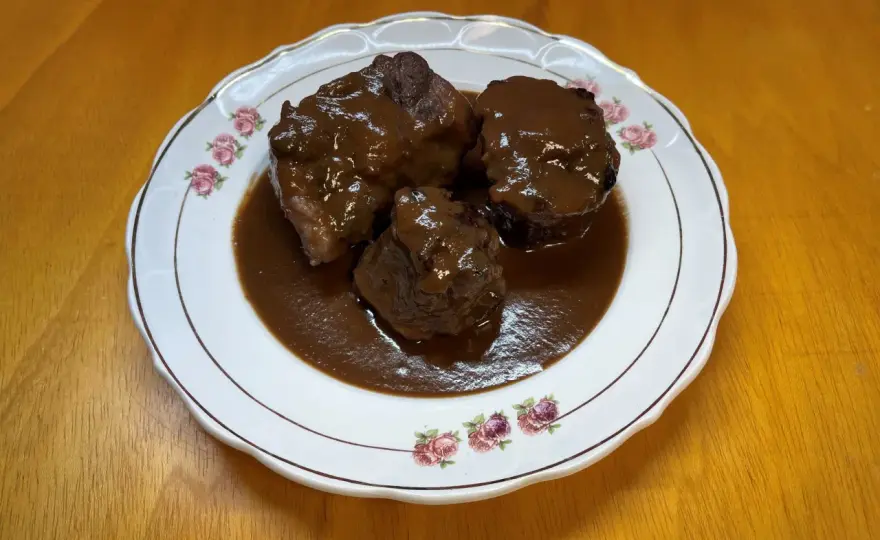 Rabo de toro tierno y meloso con salsa de vino tinto