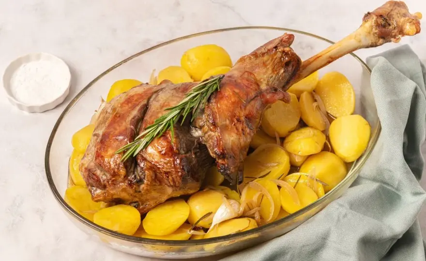 Cómo hacer pierna de cordero al horno tierna y dorada