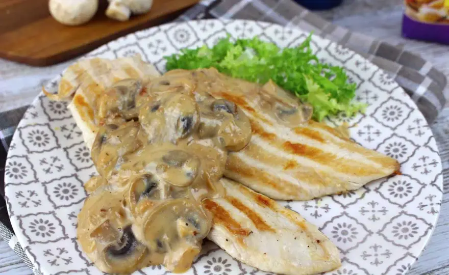 Pollo con champiñones jugoso y salsa cremosa en 35 minutos