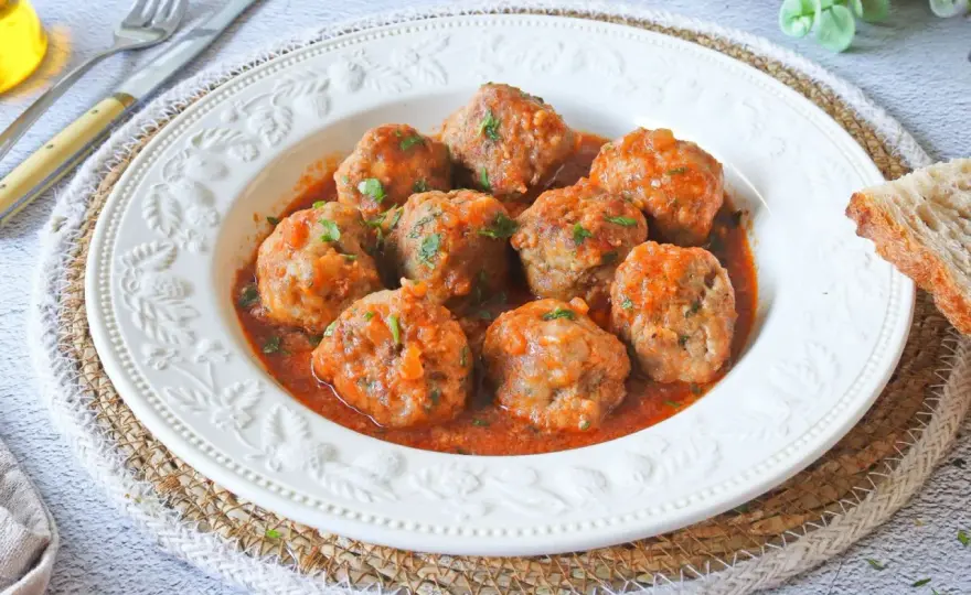 Albóndigas en salsa de la abuela, tiernas y sabrosas