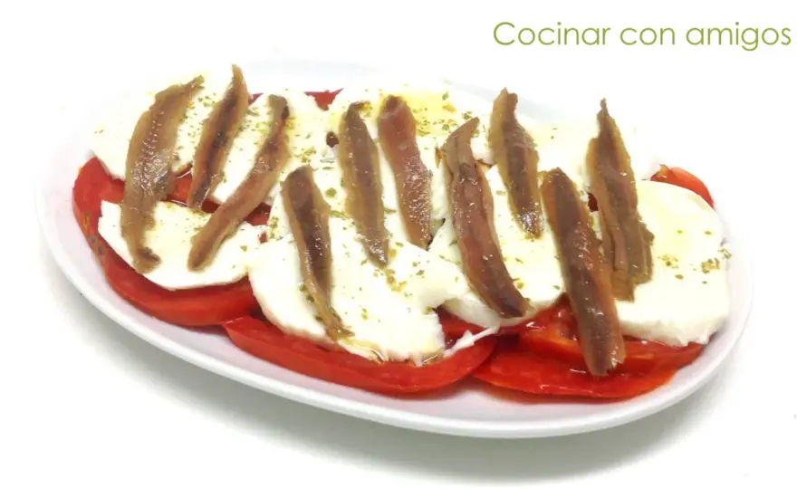 Ensalada caprese con anchoas para un sabor más intenso