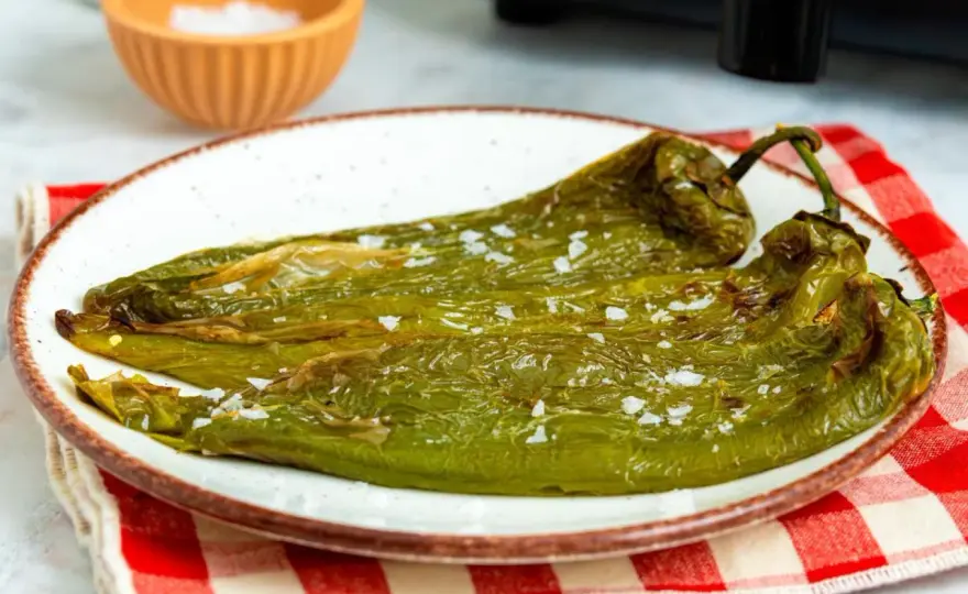 Pimientos fritos en sartén, tiernos y dorados sin exceso de aceite