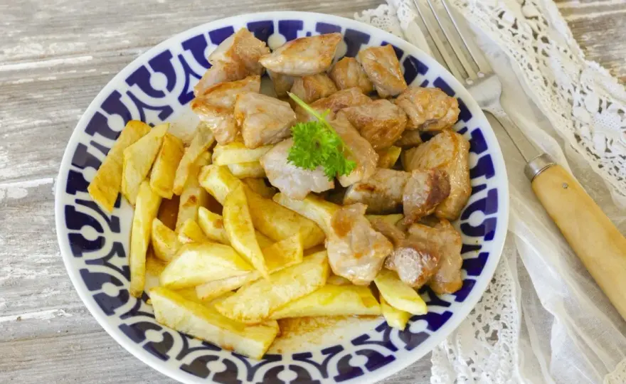 Raxo gallego con patatas y los trucos para que quede jugoso