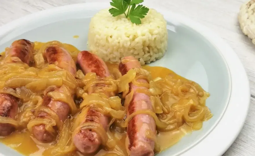 Salchichas al vino con salsa reducida y cebolla