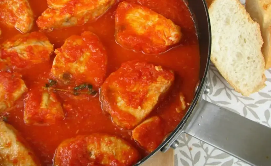 Bonito con tomate jugoso - receta y trucos para no resecarlo