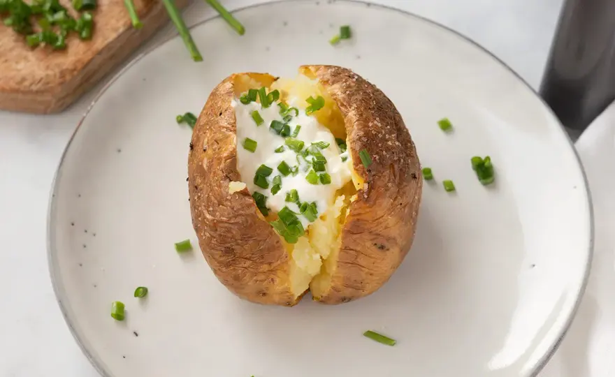Patatas asadas perfectas con piel crujiente y centro cremoso