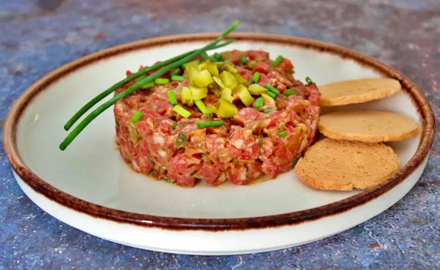 Tartar de salchichón fácil para un aperitivo gourmet