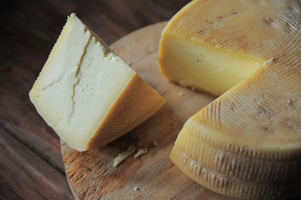 Queso de leche cruda, perfecto para compartir con niños. Su textura y sabor evocan la tradición.
